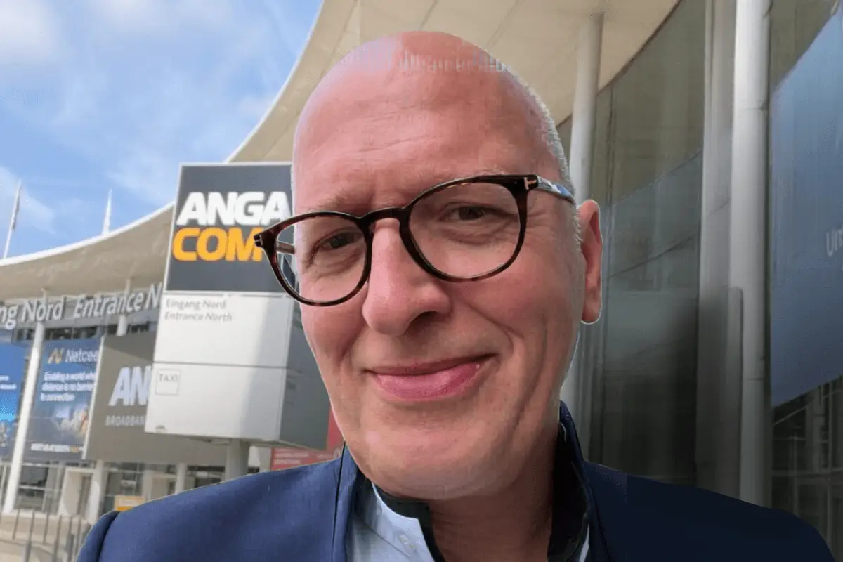 Stefan Koshold vor der ANGA COM in Köln.