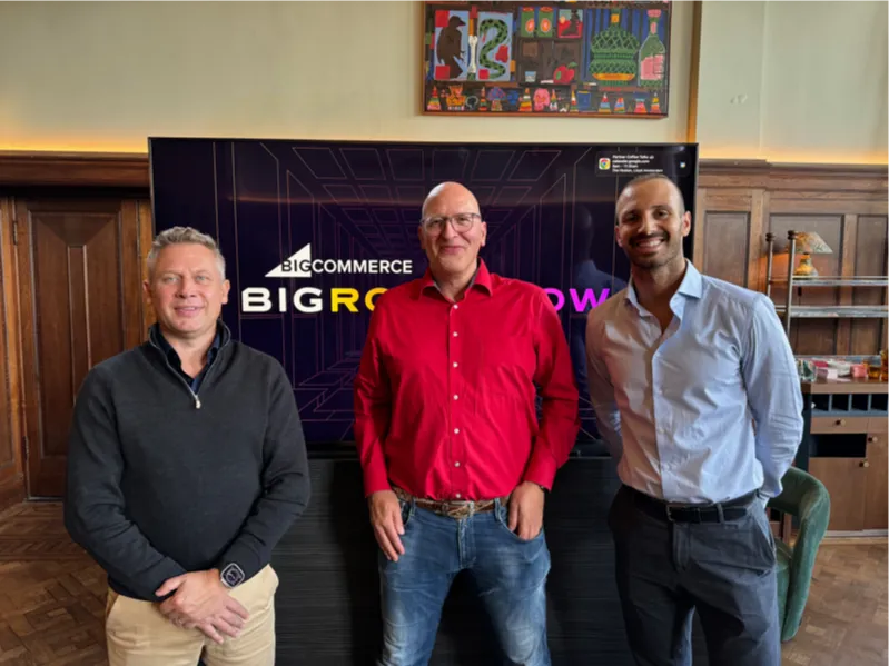 Mark Adams und Alex Defusto von BigCommerce mit Stefan Koshold Mark Adams und Alex Defusto von BigCommerce mit Stefan Koshold bei Geschäftstreffen.