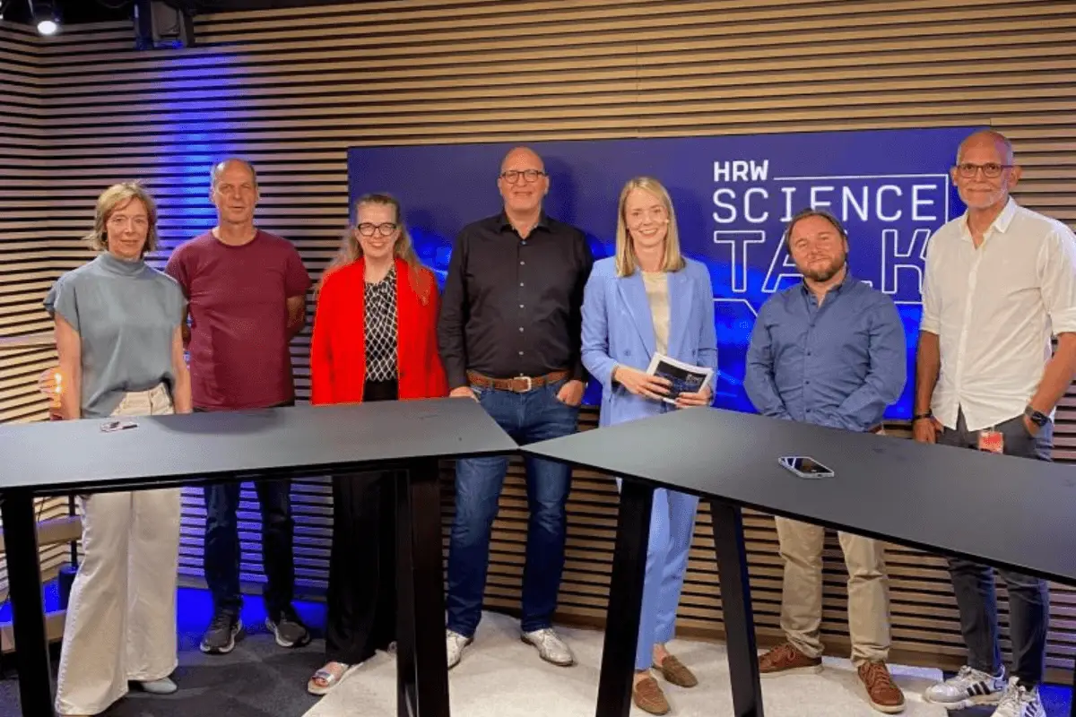 Teilnehmende des HRW Science Talks in den Fernsehstudios der FUNKE Mediengruppe in Essen zum Thema Künstliche Intelligenz.