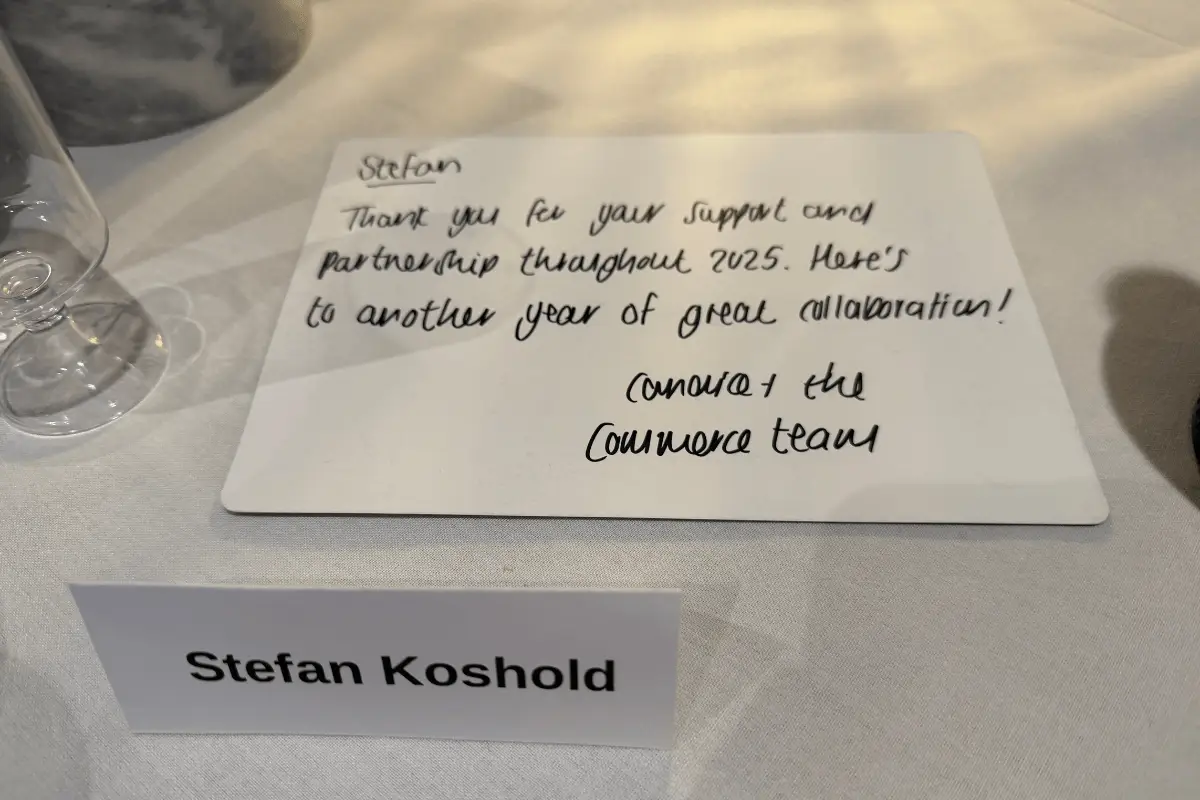 Namensschild und handgeschriebene persönliche Nachricht beim BigCommerce Live EMEA Event im Wembley-Stadion London