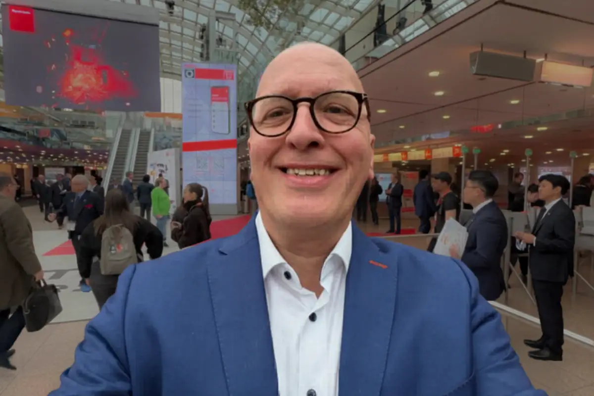Stefan Koshold auf der Wire and Tube Messe in Düsseldorf vor Messekulisse