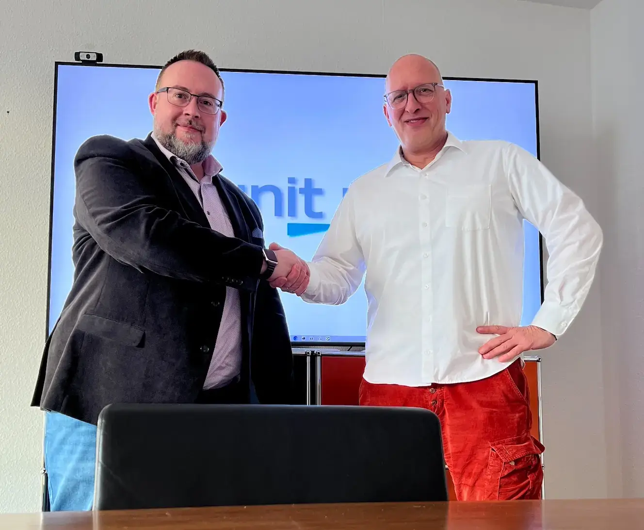 networker Geschäftführer Zoltan Verhoeven und Unit M Geschäftsführer Stefan Koshold (von links) unterzeichnen den Partnervertrag.